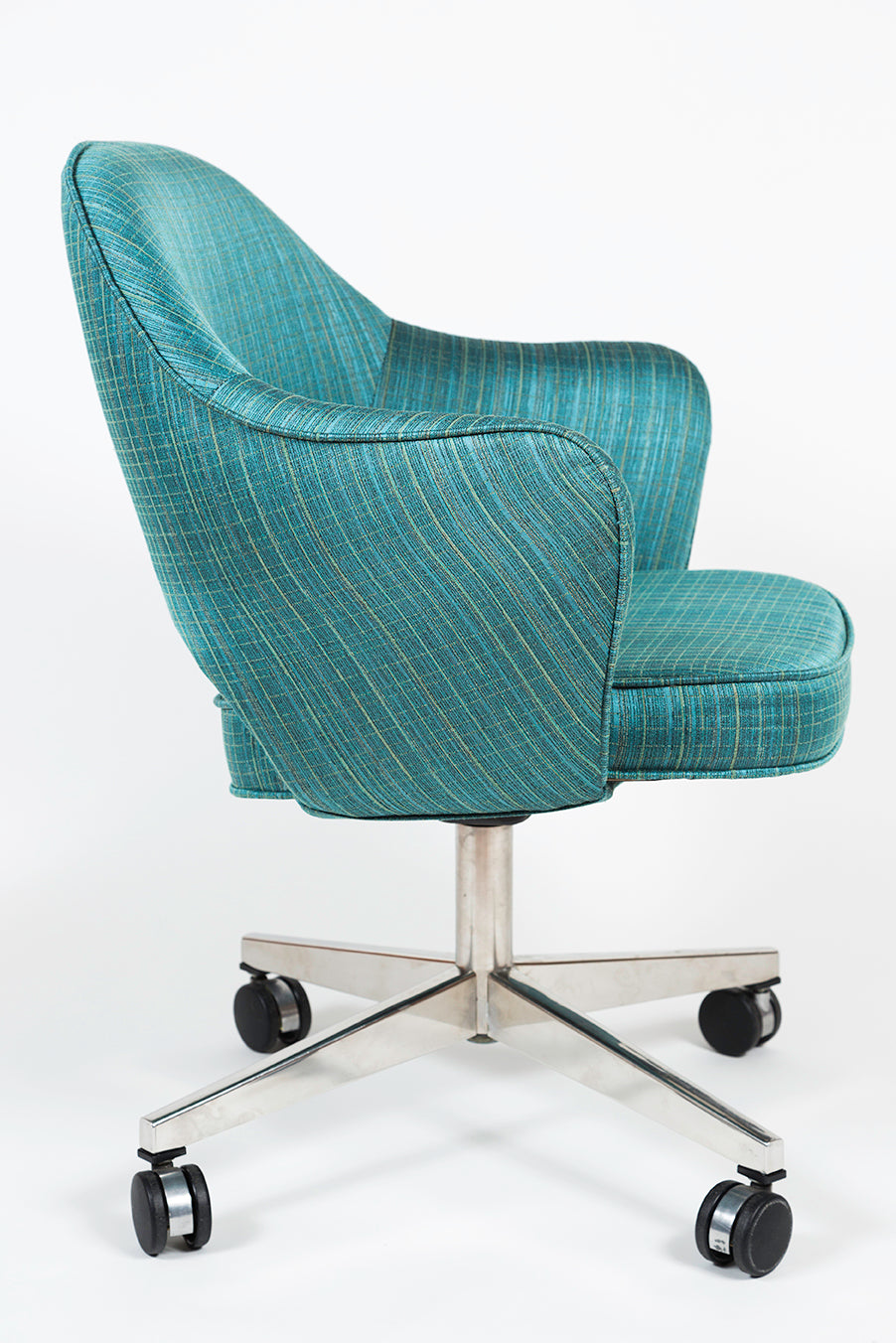 
                  
                    Vintage Eero Saarinen Executive Swivel Chair reupholstered - Vintage Modern Kollectiv
                  
                